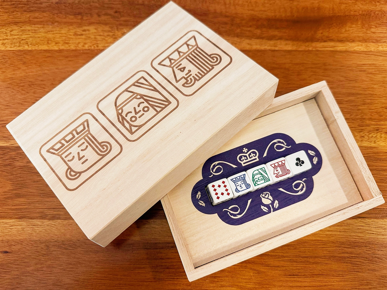 Junior Royals poker dice in kiribako.